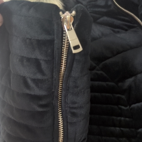 Women's Black Quilted Jacket with Faux Fur Trim - Picture 2 of 4